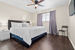1 bedroom, desk, iron/ironing board, WiFi - World Cup Walkable | King Bed Retreat (Arlington)