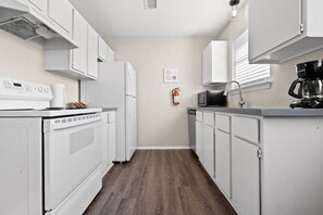 Fridge, microwave, oven, stovetop - World Cup Walkable | King Bed Retreat (Arlington)