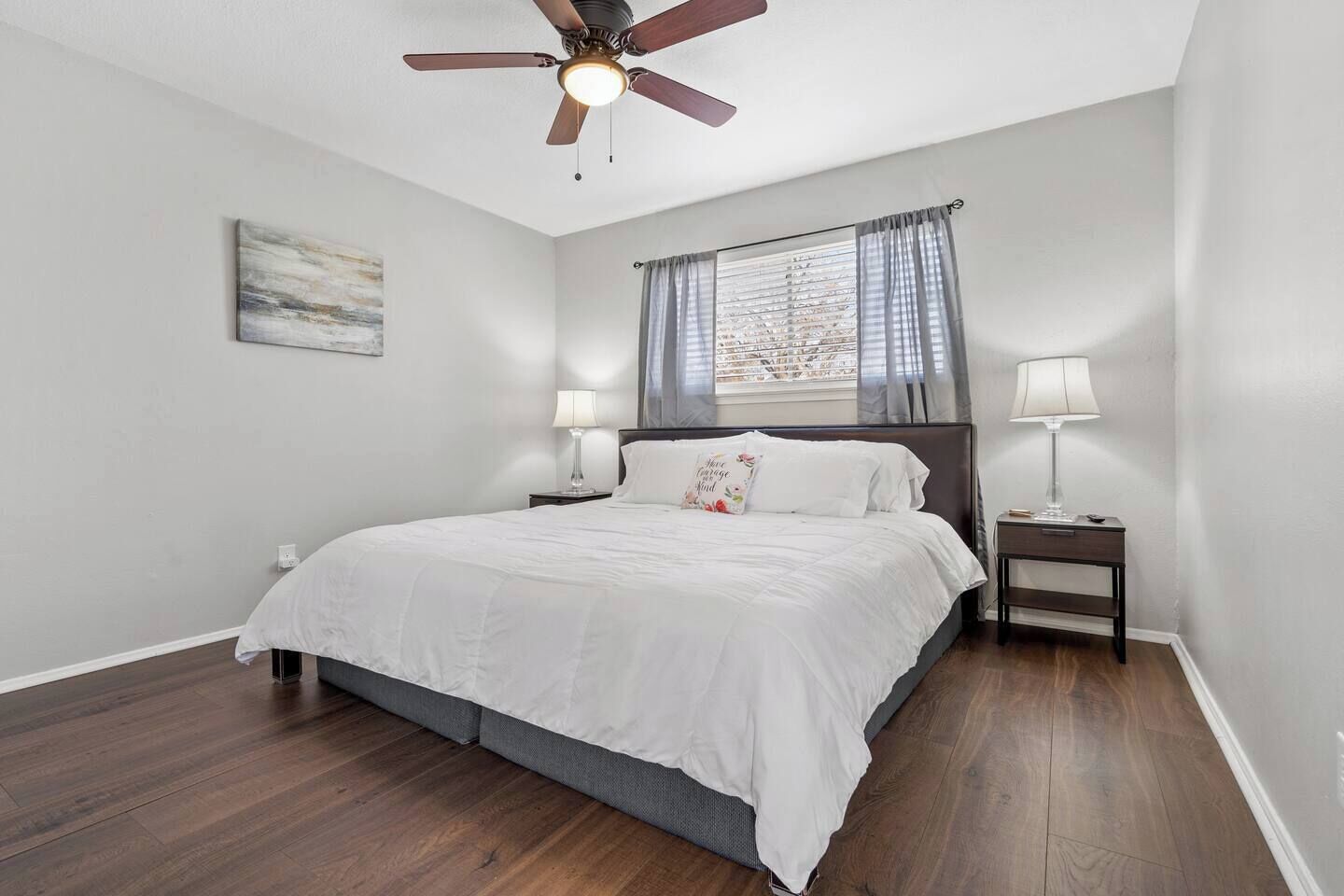 1 habitación, tabla de planchar con plancha, wifi y ropa de cama 