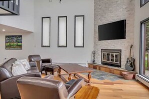 Smart-TV, Kamin, Videospiele, Tischfußball