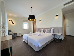4 bedrooms, iron/ironing board, travel crib, free WiFi - -Light House Luxury Villa (Albufeira)