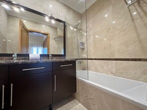 Ensemble douche/baignoire, serviettes fournies
