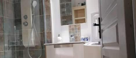 Douche, séchoir à cheveux, serviettes fournies, savon
