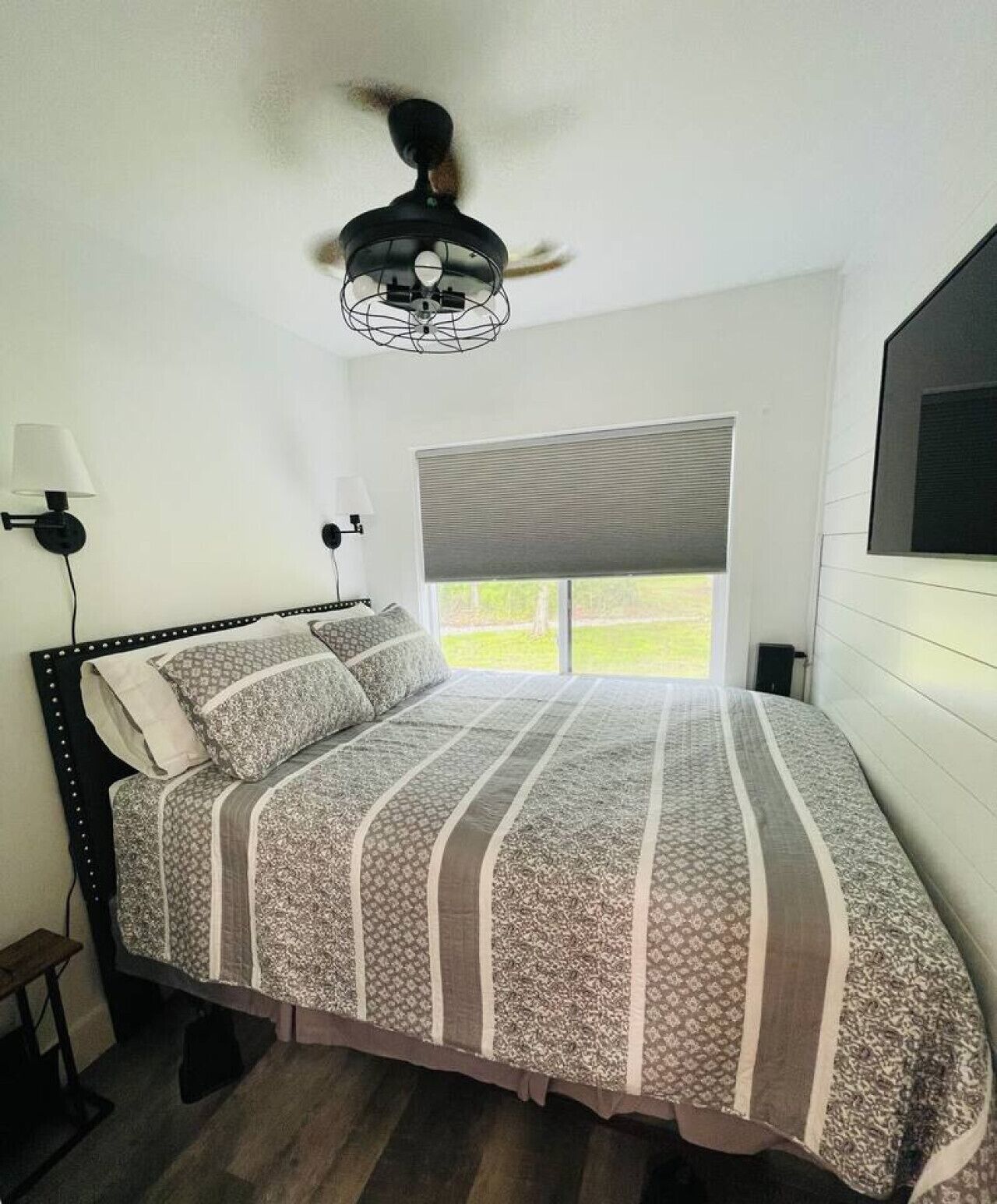 1 bedroom, desk, iron/ironing board, WiFi