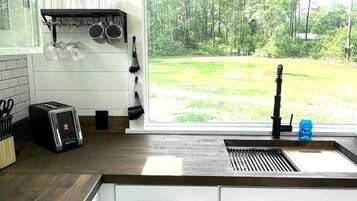 雪櫃、微波爐、咖啡機/沖茶器、多士爐