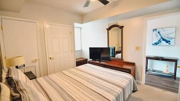 1 habitación, escritorio, tabla de planchar con plancha y cuna de viaje