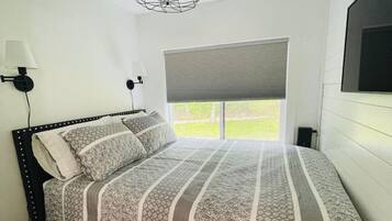 1 bedroom, desk, iron/ironing board, WiFi