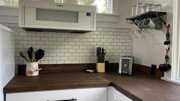 Fridge, microwave, stovetop, coffee/tea maker