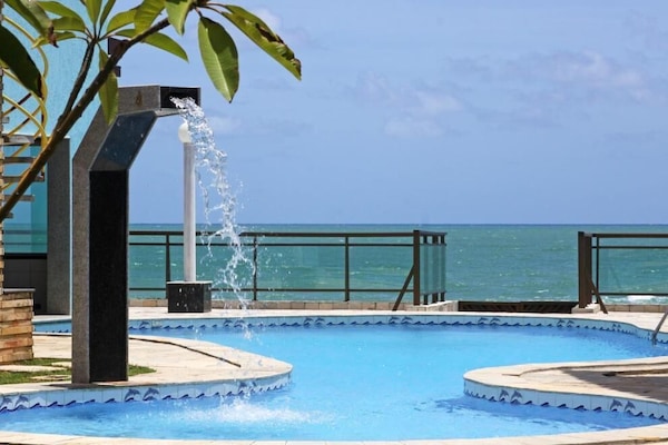 Piscine extérieure, parasols de plage, chaises longues
