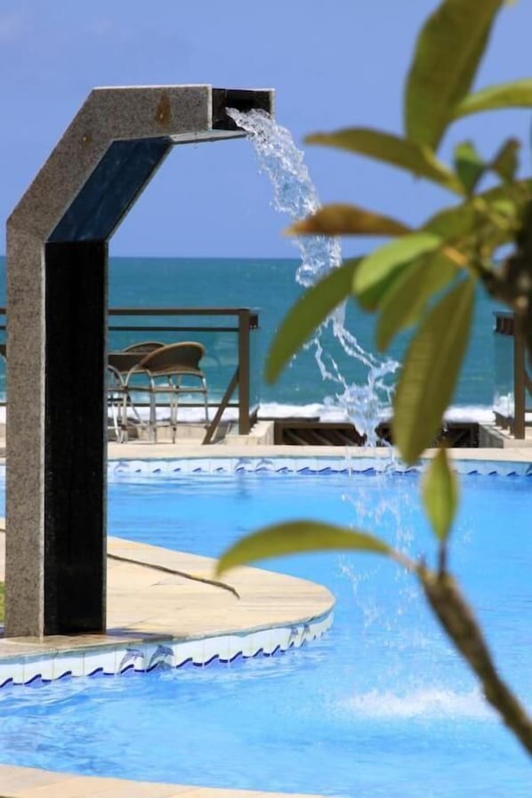Outdoor pool, pool umbrellas, pool loungers - Hotel Arrecife dos Corais (Cabo de Santo Agostinho)