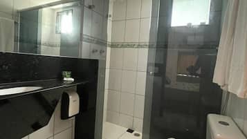 Shower, free toiletries, bidet, towels
