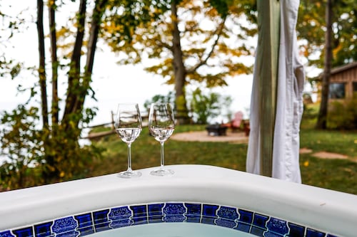 *HOT TUB * Lake Front | Near Olcott Beach | King Bed
