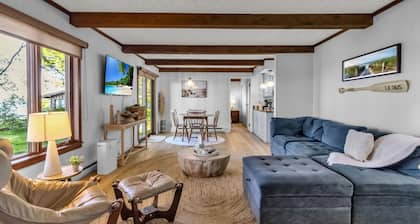 *HOT TUB * Lake Front | Near Olcott Beach | King Bed