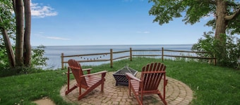 *HOT TUB * Lake Front | Near Olcott Beach | King Bed
