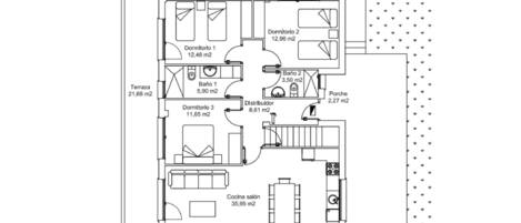 En plantegning af et hotel med tre soveværelser, to badeværelser, en opholdsstue, et køkken og en balkon.