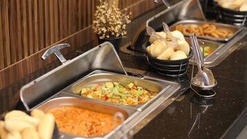 Café da manhã com buffet grátis todos os dias