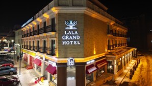 Un hotel con un letrero llamativo que dice "Lala Grand Hotel".