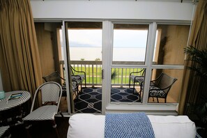 2 bedrooms, free WiFi, bed sheets - Beautifully Updated Condo w/ 6-Seat Golf Cart | Player's Club Sandestin Community (Miramar Beach)