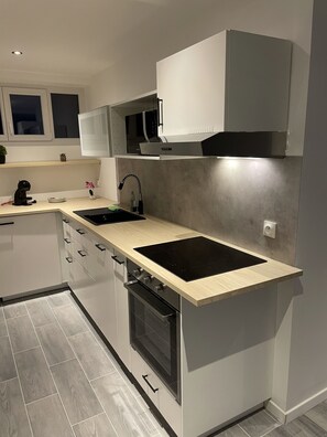 ثلاجة، ميكروويف، فرن، موقد طهي مسطح