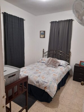 1 bedroom, desk, WiFi