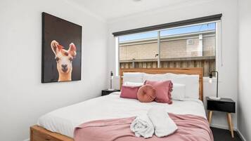 4 habitaciones, escritorio, tabla de planchar con plancha y wifi