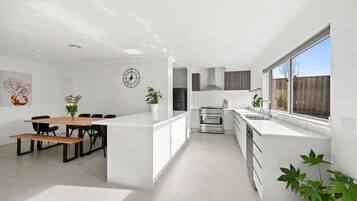 Køleskab, mikrobølgeovn, ovn, kogeplade