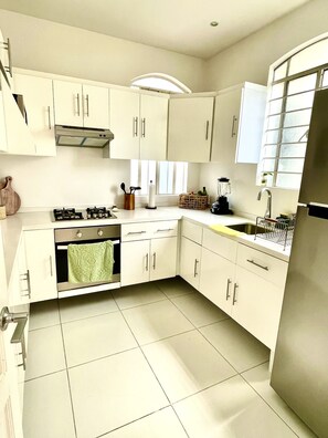 Geladeira, micro-ondas, fogão, cooktop