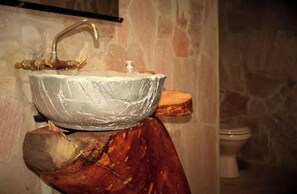 Regadera, toallas, jabón, papel de baño