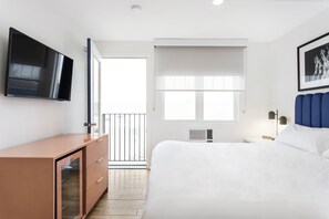 Gallery Double Room | Blackout drapes, iron/ironing board, free WiFi, bed sheets - Grove Hotel (Sayville)
