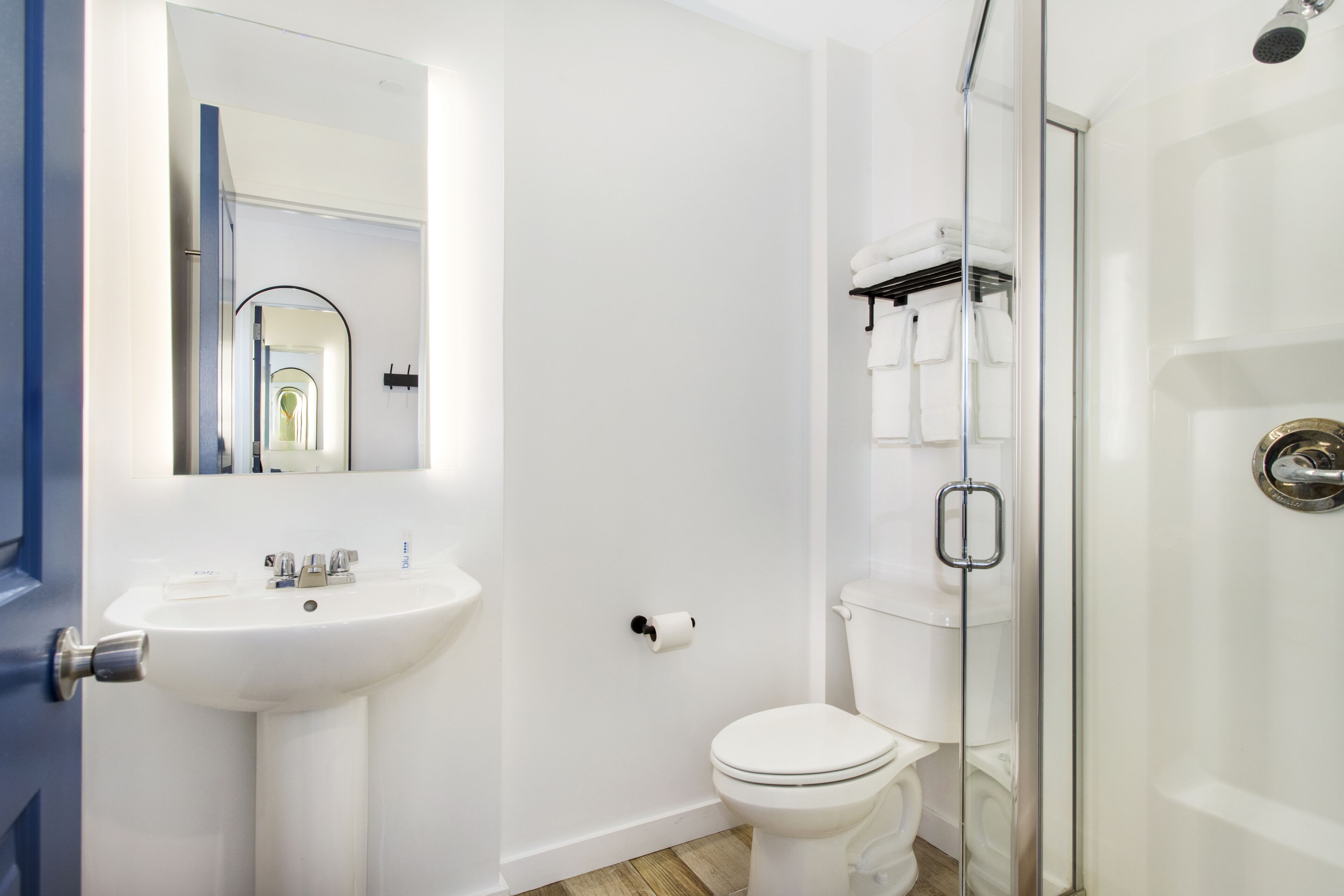 Habitación doble superior | Baño | Regadera, amenidades de baño ecológicas, secadora de cabello, toallas 