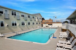 Piscine extérieure en saison, cabanas (supplément), chaises longues