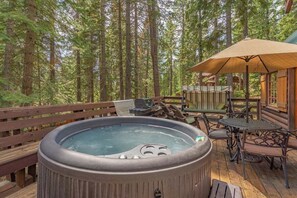 Outdoor dining - Gundy's Getaway in Carnelian Bay (Carnelian Bay)