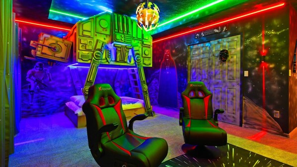 7 bedrooms, iron/ironing board, WiFi, bed sheets - Mickey, Minions, & Poolside Family Getaway (Kissimmee)