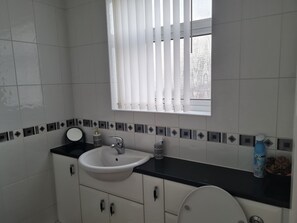 House | Bathroom | Shower, hair dryer, towels, shampoo - Immaculate 3-bed House With Free Parking in Bolton (Bolton)