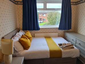 House | 3 bedrooms, iron/ironing board, free WiFi, bed sheets - Immaculate 3-bed House With Free Parking in Bolton (Bolton)
