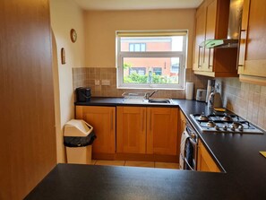 House | Private kitchen | Fridge, microwave, oven, stovetop - Immaculate 3-bed House With Free Parking in Bolton (Bolton)