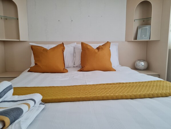 House | 3 bedrooms, iron/ironing board, free WiFi, bed sheets - Immaculate 3-bed House With Free Parking in Bolton (Bolton)