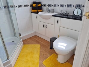 Ferienhaus | Badezimmer | Dusche, Haartrockner, Handtücher, Shampoo