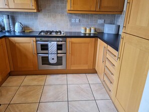 House | Private kitchen | Fridge, microwave, oven, stovetop - Immaculate 3-bed House With Free Parking in Bolton (Bolton)
