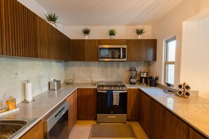 冰箱、微波炉、烤箱、炉灶