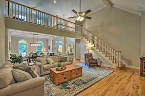 Smart TV, fireplace, ping pong, books