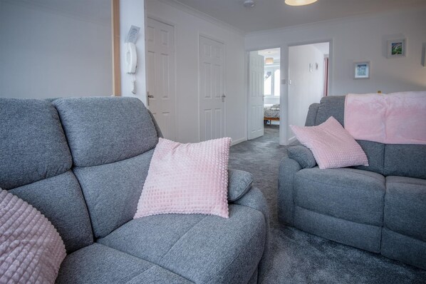 TV - Harbour Court - 2 Bedroom Apartment - Saundersfoot (Saundersfoot)