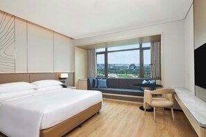 Minibar, in-room safe, desk, laptop workspace - Courtyard by Marriott Changchun (Changchun)