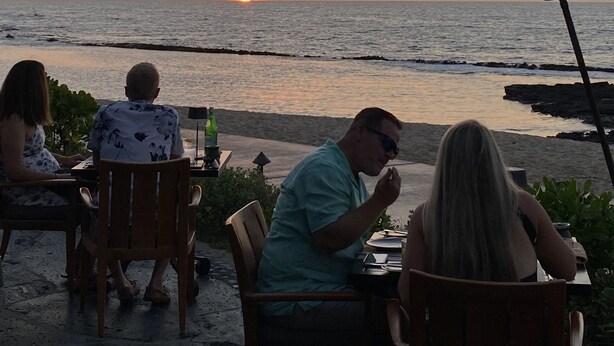 Sonnenuntergangblick von einem Restaurant am Meer mit Außenbereich.