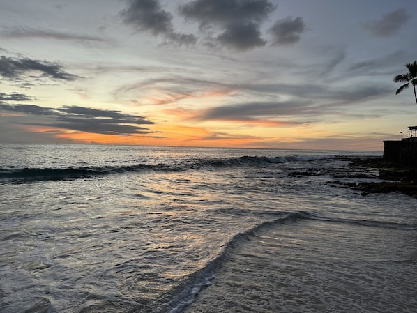 A beach with waves and a sunset. - ★ Beautiful Ocean house, walk to “MAGIC SAND BEACH”★ (Kailua-Kona)