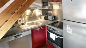 A compact kitchen with a Bosch refrigerator, a Siemens dishwasher, a microwave, and a toaster. - 100m from resort center, 1st floor, balcony, parking, tv, ski locker, 20m², Valloire (Valloire)