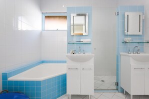 Badewanne, Haartrockner, Handtücher