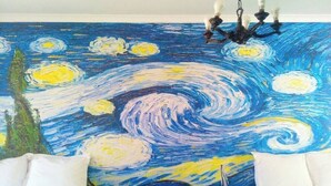 Una pintura de un cielo nocturno con patrones arremolinados y estrellas.