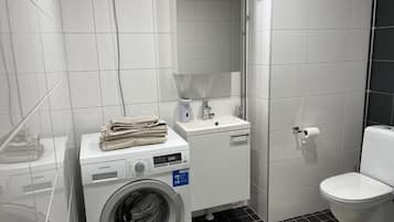 Apartment | Bathroom | Shower, hair dryer, towels, shampoo