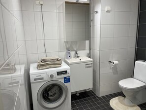 Lejlighed | Badeværelse | Bruser, hårtørrer, håndklæder, Shampoo